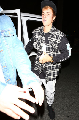 10.04 | Justin Bieber e Paola Paulin no Saban Theatre em Beverly Hills, CA