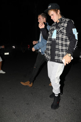 10.04 | Justin Bieber e Paola Paulin no Saban Theatre em Beverly Hills, CA