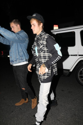 10.04 | Justin Bieber e Paola Paulin no Saban Theatre em Beverly Hills, CA