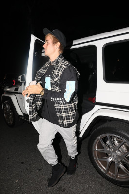 10.04 | Justin Bieber e Paola Paulin no Saban Theatre em Beverly Hills, CA