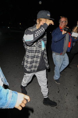 10.04 | Justin Bieber e Paola Paulin no Saban Theatre em Beverly Hills, CA