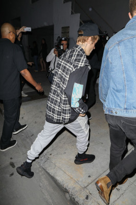 10.04 | Justin Bieber e Paola Paulin no Saban Theatre em Beverly Hills, CA