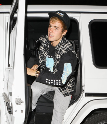 10.04 | Justin Bieber e Paola Paulin no Saban Theatre em Beverly Hills, CA