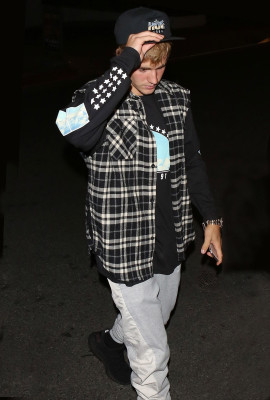 10.04 | Justin Bieber e Paola Paulin no Saban Theatre em Beverly Hills, CA