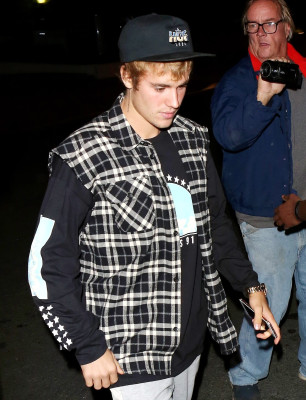 10.04 | Justin Bieber e Paola Paulin no Saban Theatre em Beverly Hills, CA