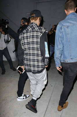 10.04 | Justin Bieber e Paola Paulin no Saban Theatre em Beverly Hills, CA