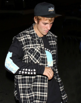 10.04 | Justin Bieber e Paola Paulin no Saban Theatre em Beverly Hills, CA