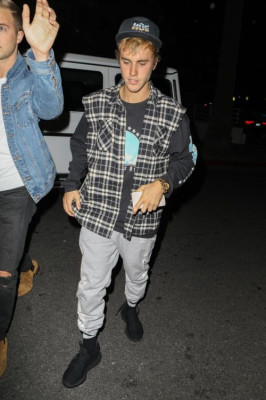 10.04 | Justin Bieber e Paola Paulin no Saban Theatre em Beverly Hills, CA