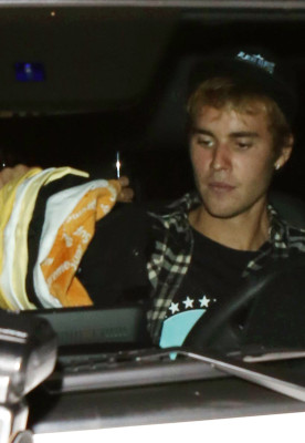10.04 | Justin Bieber e Paola Paulin no Saban Theatre em Beverly Hills, CA