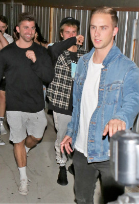 10.04 | Justin Bieber e Paola Paulin no Saban Theatre em Beverly Hills, CA