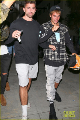 10.04 | Justin Bieber e Paola Paulin no Saban Theatre em Beverly Hills, CA