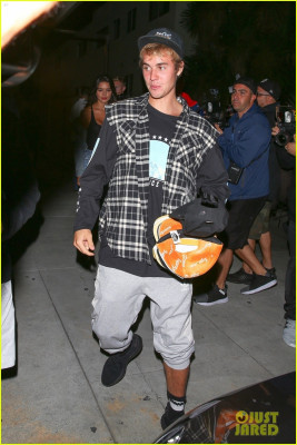 10.04 | Justin Bieber e Paola Paulin no Saban Theatre em Beverly Hills, CA