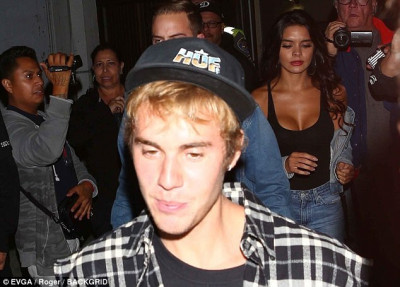 10.04 | Justin Bieber e Paola Paulin no Saban Theatre em Beverly Hills, CA