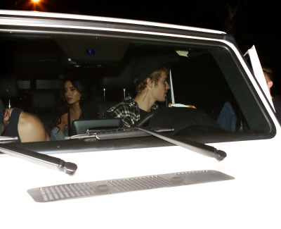 10.04 | Justin Bieber e Paola Paulin no Saban Theatre em Beverly Hills, CA
