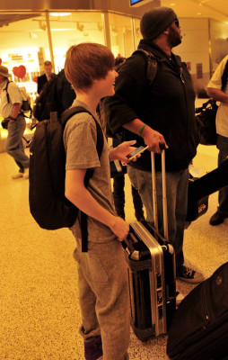 02.08 | Justin Bieber chegando no aeroporto em Miami