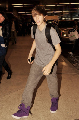 02.08 | Justin Bieber chegando no aeroporto em Miami