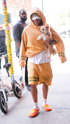 12.05 | Justin e Hailey Bieber em Nova York.