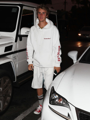 29.10 | Justin Bieber chegando em um Juicery em Los Angeles, Califórnia