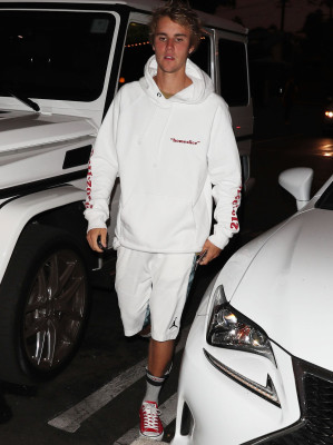29.10 | Justin Bieber chegando em um Juicery em Los Angeles, Califórnia