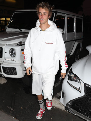 29.10 | Justin Bieber chegando em um Juicery em Los Angeles, Califórnia