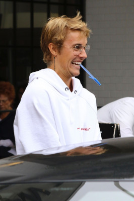30.10 | Justin Bieber deixando o Joan’s On Third em Studio City, Califórnia