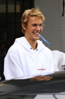 30.10 | Justin Bieber deixando o Joan’s On Third em Studio City, Califórnia