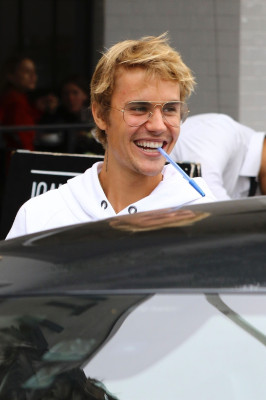 30.10 | Justin Bieber deixando o Joan’s On Third em Studio City, Califórnia