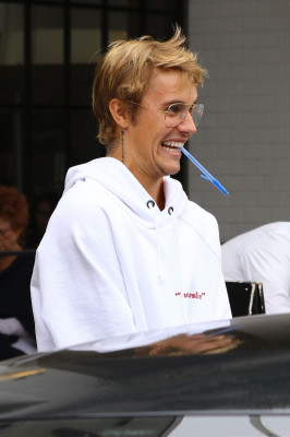 30.10 | Justin Bieber deixando o Joan’s On Third em Studio City, Califórnia