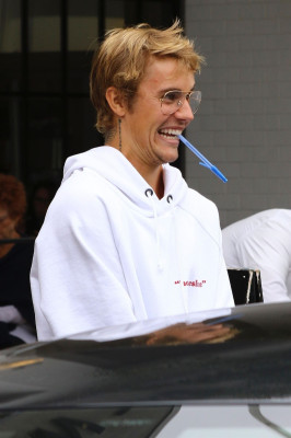 30.10 | Justin Bieber deixando o Joan’s On Third em Studio City, Califórnia