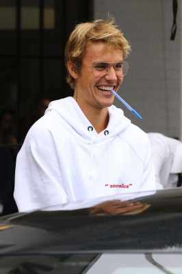 30.10 | Justin Bieber deixando o Joan’s On Third em Studio City, Califórnia