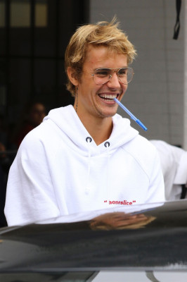30.10 | Justin Bieber deixando o Joan’s On Third em Studio City, Califórnia
