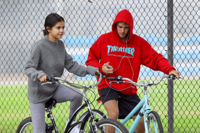 11.01 | Justin Bieber andando de bicicleta em Los Angeles, CA