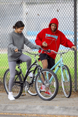 11.01 | Justin Bieber andando de bicicleta em Los Angeles, CA
