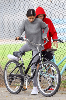 11.01 | Justin Bieber andando de bicicleta em Los Angeles, CA