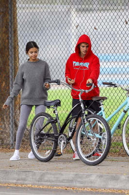 11.01 | Justin Bieber andando de bicicleta em Los Angeles, CA