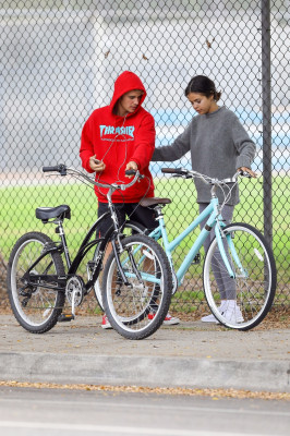 11.01 | Justin Bieber andando de bicicleta em Los Angeles, CA