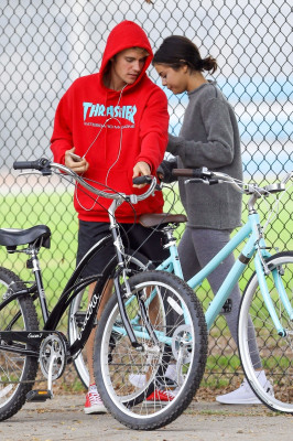 11.01 | Justin Bieber andando de bicicleta em Los Angeles, CA