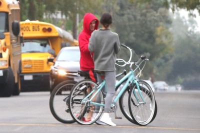 11.01 | Justin Bieber andando de bicicleta em Los Angeles, CA