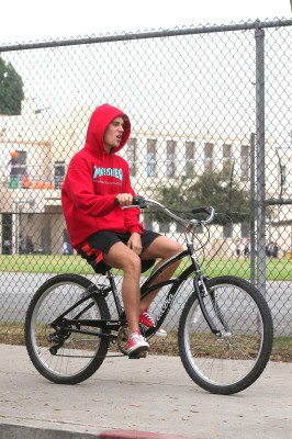 11.01 | Justin Bieber andando de bicicleta em Los Angeles, CA