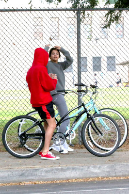 11.01 | Justin Bieber andando de bicicleta em Los Angeles, CA
