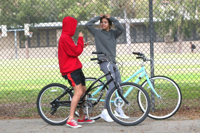 11.01 | Justin Bieber andando de bicicleta em Los Angeles, CA