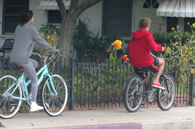 11.01 | Justin Bieber andando de bicicleta em Los Angeles, CA