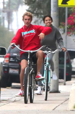 11.01 | Justin Bieber andando de bicicleta em Los Angeles, CA