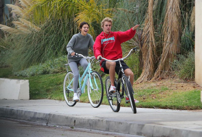 11.01 | Justin Bieber andando de bicicleta em Los Angeles, CA