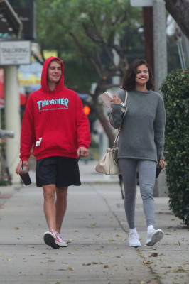 11.01 | Justin Bieber andando de bicicleta em Los Angeles, CA
