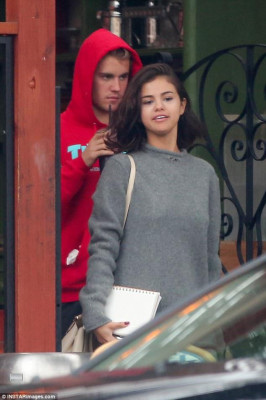 11.01 | Justin Bieber andando de bicicleta em Los Angeles, CA
