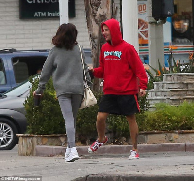 11.01 | Justin Bieber andando de bicicleta em Los Angeles, CA