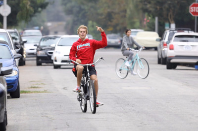 11.01 | Justin Bieber andando de bicicleta em Los Angeles, CA