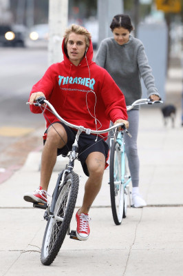 11.01 | Justin Bieber andando de bicicleta em Los Angeles, CA