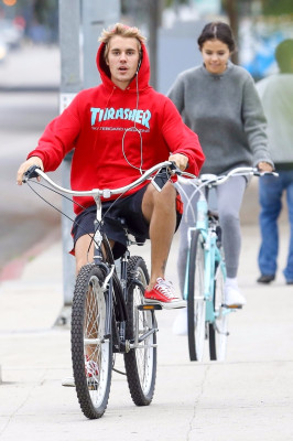 11.01 | Justin Bieber andando de bicicleta em Los Angeles, CA